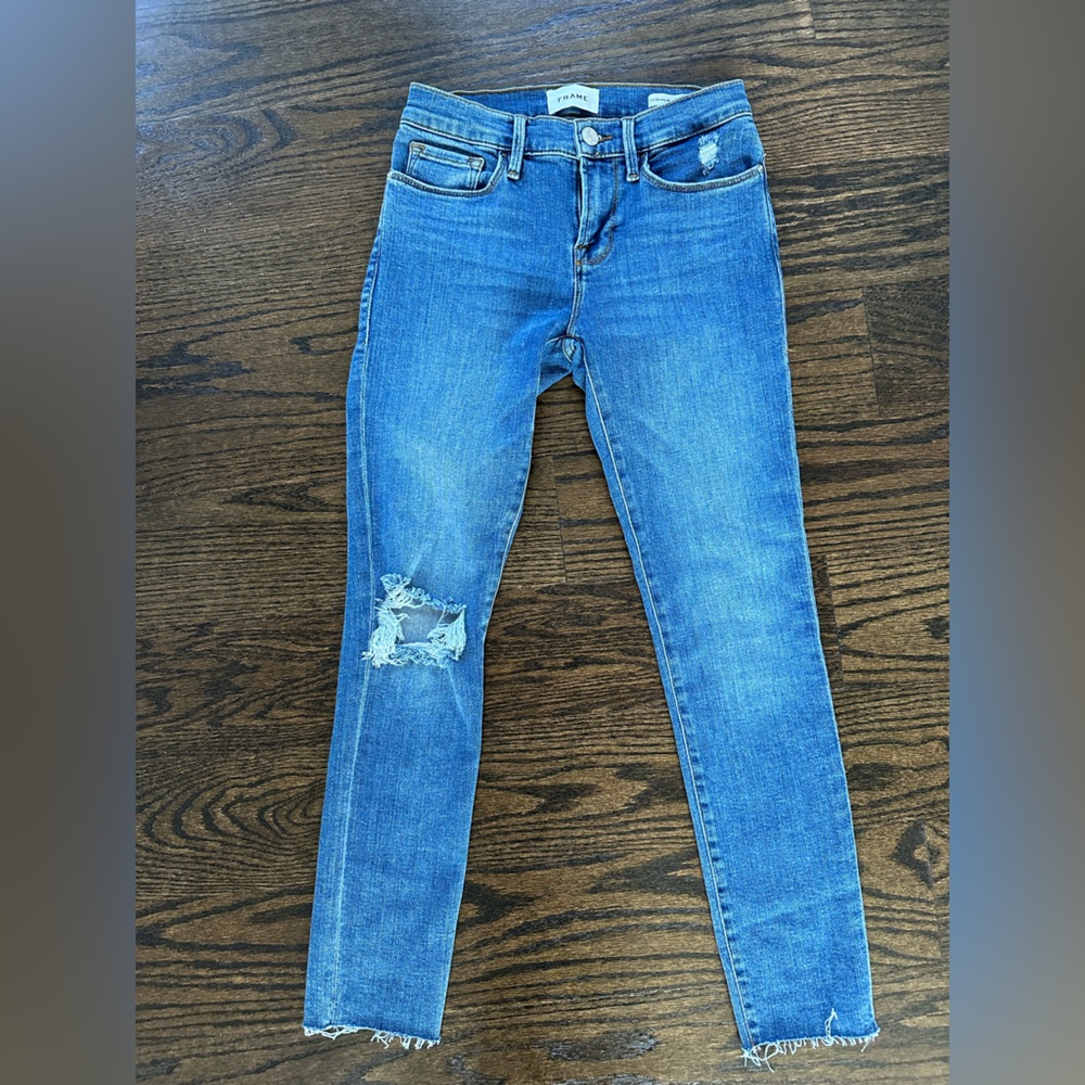 BNWT Frame Skinny Crop 25 medium blue raw hem cropped